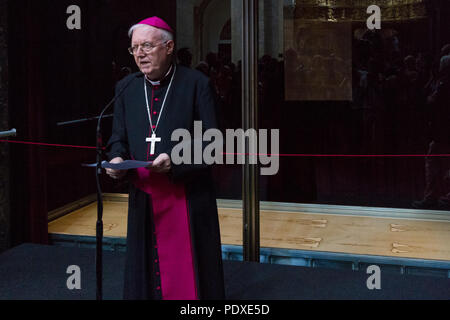 Torino, Italien. 10. August 2018. Erzbischof von Turin Cesare Nosiglia zeigt das Grabtuch von Turin. Die Reliquie, die als "Heilige Grabtuch' von den Christen verehrt wird, wird für eine Nacht zu einer beschränkten Anzahl von Jugendlichen Quelle: Marco Destefanis/Alamy Leben Nachrichten angezeigt. Stockfoto