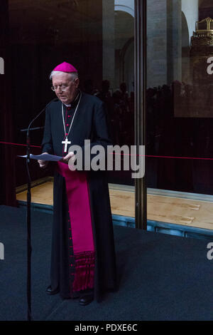 Torino, Italien. 10. August 2018. Erzbischof von Turin Cesare Nosiglia zeigt das Grabtuch von Turin. Die Reliquie, die als "Heilige Grabtuch' von den Christen verehrt wird, wird für eine Nacht zu einer beschränkten Anzahl von Jugendlichen Quelle: Marco Destefanis/Alamy Leben Nachrichten angezeigt. Stockfoto