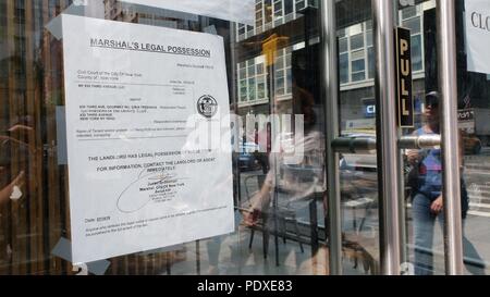 New York, 830 3rd Ave: US-Bestellungen chinesischer Unternehmen zu verkaufen Manhattan Gebäude in der Nähe des Trump Tower. Wolkenkratzer der HNA Group Häuser Polizeirevier ein, dass der Präsident der New York base schützt Stockfoto