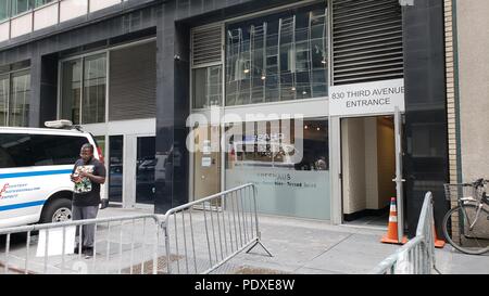 New York, 830 3rd Ave: US-Bestellungen chinesischer Unternehmen zu verkaufen Manhattan Gebäude in der Nähe des Trump Tower. Wolkenkratzer der HNA Group Häuser Polizeirevier ein, dass der Präsident der New York base schützt Stockfoto