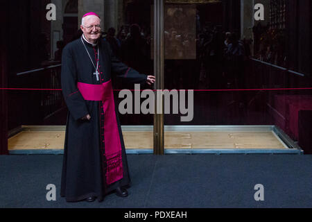 Torino, Italien. 10. August 2018. Erzbischof von Turin Cesare Nosiglia zeigt das Grabtuch von Turin. Die Reliquie, die als "Heilige Grabtuch' von den Christen verehrt wird, wird für eine Nacht zu einer beschränkten Anzahl von Jugendlichen Quelle: Marco Destefanis/Alamy Leben Nachrichten angezeigt. Stockfoto