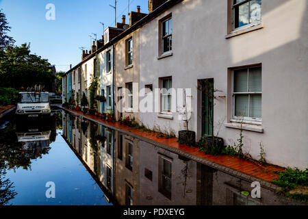 Lewes, Großbritannien. 10. August 2018. Sintflutartige Regenfälle zu Überschwemmungen bringt eine Straße in Lewes, Sussex, da das Abflusssystem nicht in der Lage ist, zu bewältigen. Credit: Grant Rooney/Alamy leben Nachrichten Stockfoto