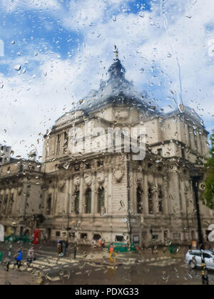 Westminster. London. UK 10. Aug. 2018 - Ansicht der Methodistischen zentrale Halle durch einen Double Decker Bus-Fenster mit Regentropfen fallen. Kredit Roamwithrakhee/Alamy leben Nachrichten Stockfoto