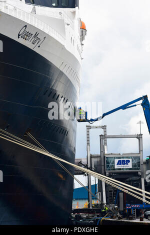 Southampton, Großbritannien, 10. Aug 2018. Queen Mary 2 an den Southampton Docks, bereit für Ihren Abflug heute abend zusammen mit Schwester Schiffe der Cunard Line Queen Victoria und Elizabeth 2 (QE2) Credit Gary Blake/Alamy Live Stockfoto