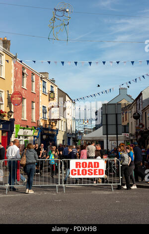 Straßensperrschild während der Puck Fair - Irlands ältester traditioneller Messe. Irisches Sommerfestival in Killorglin, County Kerry, Irland. Stockfoto