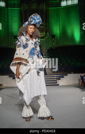 London, UK, 10. August 2018. African Fashion Week London, Tag 1. Designer und Models aus der ganzen Welt kam auf Freimaurer' Hall, London, für die 8. AFWL, African Fashion Week in London. Start- und Landebahn zeigt und Handel steht angezogen, eine informierte und begeisterten Publikum. © Peter Hogan/Alamy leben Nachrichten Stockfoto