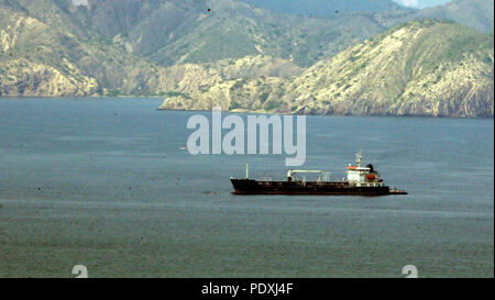 Puerto La Cruz, Anzoategui, Venezuela. 10 Aug, 2018. Agosto 10, 2018. Ein Öltankschiff, das Schiff segelt in der Bucht von Pozuelos, vor der Küste der Stadt Puerto la Cruz, Anzoategui, Venezuela. Foto: Juan Carlos Hernandez Credit: Juan Carlos Hernandez/ZUMA Draht/Alamy leben Nachrichten Stockfoto