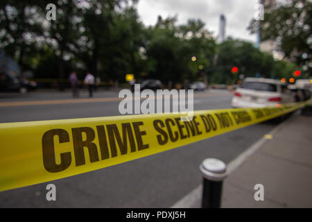 New York, USA, 10. Aug 2018. Die Szene eines tödlichen Unfall mit einem müllwagen und ein Fahrrad im Central Park West in Manhattan. Eine 23 Jahre alte Frau wurde angeschlagen und beim Reiten in der Radweg getötet. Der Bürgermeister kam später der Unfall, rief er, "isgusting zu überblicken." Credit: SCOOTERCASTER/Alamy leben Nachrichten Stockfoto