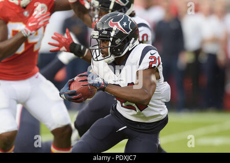 August 09, 2018: Houston Texans zurück laufen Tyler Ervin (21) versucht, den Ball nach außen in der ersten Hälfte während der NFL vor Saisonbeginn Fußballspiel zwischen den Houston Texans und die Kansas City Chiefs in Arrowhead Stadium in Kansas City, Missouri. Kendall Shaw/CSM Stockfoto