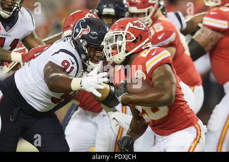 August 09, 2018: Houston Texans defensive Ende Carlos Watkins (91) erreicht die Bekämpfung der Kansas City Chiefs zurück laufen Damien Williams (26) Während der NFL vor Saisonbeginn Fußballspiel zwischen den Houston Texans und die Kansas City Chiefs in Arrowhead Stadium in Kansas City, Missouri. Kendall Shaw/CSM Stockfoto