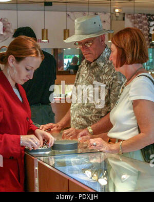 Manacor, Mallorca, Balearen, Spanien. 18 Okt, 2004. In der Majorica pearl Einzelhandelsgeschäft in der Stadt Manacor in Spanisch Mallorca, Touristen und die berühmten majorica Mann kaufen - hergestellte Perlen. Es ist ein beliebter Ort für Reisende zu besuchen. Credit: Arnold Drapkin/ZUMA Draht/Alamy leben Nachrichten Stockfoto