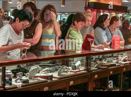 Manacor, Mallorca, Balearen, Spanien. 18 Okt, 2004. In der Majorica pearl Einzelhandelsgeschäft in der Stadt Manacor in Spanisch Mallorca, Touristen und die berühmten majorica Mann kaufen - hergestellte Perlen. Es ist ein beliebter Ort für Reisende zu besuchen. Credit: Arnold Drapkin/ZUMA Draht/Alamy leben Nachrichten Stockfoto