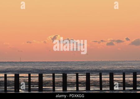 Shoeburyness, Southend-on-Sea, Essex, Großbritannien. 11 August, 2018. UK Wetter: Sonnenaufgang über East Beach, shoeburyness Credit: Ben Rektor/Alamy leben Nachrichten Stockfoto