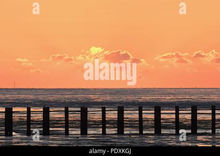 Shoeburyness, Southend-on-Sea, Essex, Großbritannien. 11 August, 2018. UK Wetter: Sonnenaufgang über East Beach, shoeburyness Credit: Ben Rektor/Alamy leben Nachrichten Stockfoto