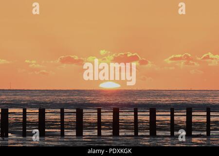 Shoeburyness, Southend-on-Sea, Essex, Großbritannien. 11 August, 2018. UK Wetter: Sonnenaufgang über East Beach, shoeburyness Credit: Ben Rektor/Alamy leben Nachrichten Stockfoto