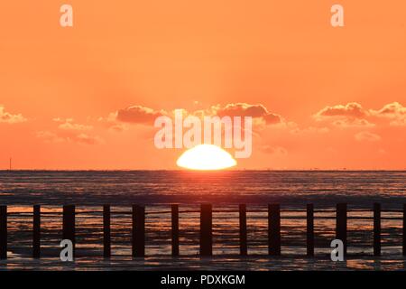 Shoeburyness, Southend-on-Sea, Essex, Großbritannien. 11 August, 2018. UK Wetter: Sonnenaufgang über East Beach, shoeburyness Credit: Ben Rektor/Alamy leben Nachrichten Stockfoto