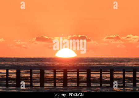 Shoeburyness, Southend-on-Sea, Essex, Großbritannien. 11 August, 2018. UK Wetter: Sonnenaufgang über East Beach, shoeburyness Credit: Ben Rektor/Alamy leben Nachrichten Stockfoto