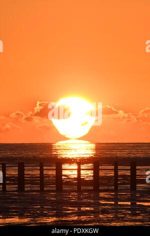 Shoeburyness, Southend-on-Sea, Essex, Großbritannien. 11 August, 2018. UK Wetter: Sonnenaufgang über East Beach, shoeburyness Credit: Ben Rektor/Alamy leben Nachrichten Stockfoto