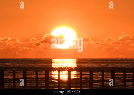 Shoeburyness, Southend-on-Sea, Essex, Großbritannien. 11 August, 2018. UK Wetter: Sonnenaufgang über East Beach, shoeburyness Credit: Ben Rektor/Alamy leben Nachrichten Stockfoto