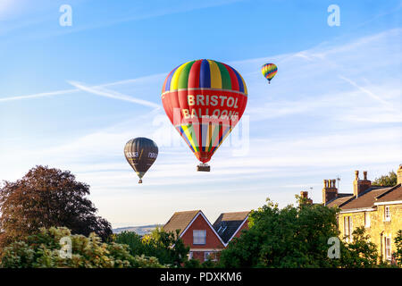 Bristol, UK, 11 August, 2018. Luftballons fliegen tief über Clifton nach Masse Aufstieg von Bristol Balloon Fiesta 2018. Credit: Dale/Alamy Leben Nachrichten. Stockfoto