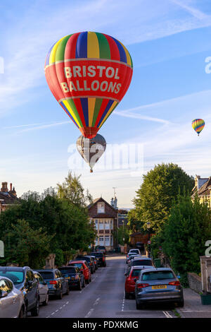 Bristol, UK, 11 August, 2018. Luftballons fliegen tief über Clifton nach Masse Aufstieg von Bristol Balloon Fiesta 2018. Credit: Dale/Alamy Leben Nachrichten. Stockfoto