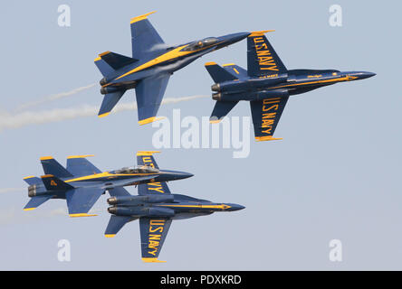 Abbotsford, Kanada. 10 Aug, 2018. Der US Navy Blue Angels aerobatic Team führt während der 56. internationalen Luftfahrtausstellung in Abbotsford Abbotsford, Kanada, 10.08.2018. Der Abbotsford International Airshow trat weg ab 12.08.10. bis 12.08.in diesem Jahr. Die Airshow ersten Flug im Jahr 1962, von einem lokalen flying club Aufmerksamkeit und Business auf den Flughafen der Stadt zu ziehen. Es wurde später einer der wichtigsten Luftfahrt zeigt in Nordamerika, Zeichnung top Piloten und Flugzeugen aus Kanada, den Vereinigten Staaten und Europa. Credit: Liang Sen/Xinhua/Alamy leben Nachrichten Stockfoto