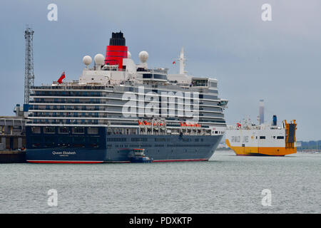 Southampton, Großbritannien, 10. Aug 2018. Queen Elizabeth an den Southampton Docks immer bereit für Ihre Abreise zusammen mit Schwester Schiffe Queen Mary 2 und Queen Victoria Kredit Gary Blake/Alamy Live Cunard Line Stockfoto