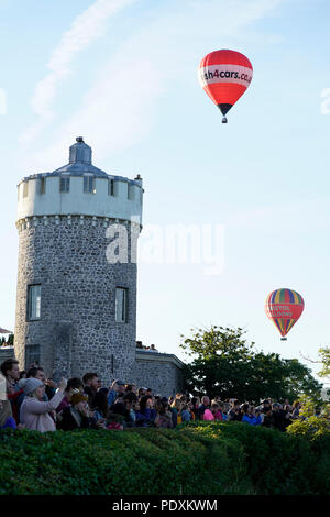 Bristol, Vereinigtes Königreich, 11. August 2018. Zuschauer und Fotografen Line up von der Informationsstelle eine Besteigung des Heißluftballons während der Bristol International Balloon Fiesta zu beobachten. Der Fiesta, feiert ihr 40-jähriges Bestehen, läuft vom 9. bis 12. August. Credit: mfimage/Alamy leben Nachrichten Stockfoto