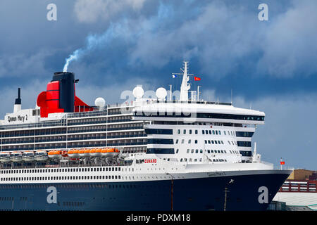 Southampton, Großbritannien, 10. Aug 2018. Der cunard Flaggschiff und eine wahre Ocean Liner Queen Mary 2, Dampf an den Southampton Docks für Ihre Abreise zusammen mit Schwester Schiffe der Cunard Line Queen Victoria und Elizabeth 2 (QE2). Credit Gary Blake/Alamy Live Stockfoto