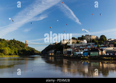 Bristol, UK, 11. Aug 2018. Luftballons aufsteigen von Bristol Balloon Fiesta über Clifton Suspension Bridge Credit: Mike Süd/Alamy leben Nachrichten Stockfoto