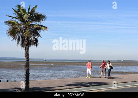 Southend-on-Sea, Essex, Großbritannien. 11 August, 2018. UK Wetter: Warm Start in den Tag in Southend-Blick von Menschen zu Fuß am Meer entlang der Credit: Ben Rektor/Alamy leben Nachrichten Stockfoto