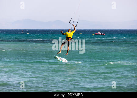 Kitesurfen in Tarifa, Cadiz, Andalusien, Spanien. Stockfoto