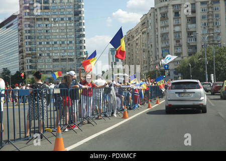 Bukarest, Rumänien, 10. August 2018 Zehntausende von Menschen auf die Straße gingen, in Bukarest von der rumänischen Regierung über Korruptionsvorwürfe zu protestieren. Die Polizei setzte Tränengas und Schlagstöcken die riesige Menschenmengen, die auch Menschen, die aus dem Ausland nach Hause zurückgekehrt war, um zu protestieren, zu zerstreuen. Credit: Keith Larby/Alamy leben Nachrichten Stockfoto