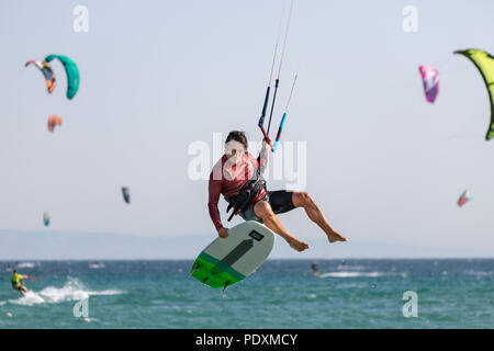 Kitesurfen in Tarifa, Cadiz, Andalusien, Spanien. Stockfoto