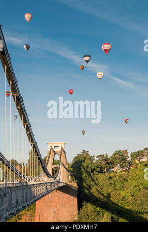 Bristol, UK, 11. August 2018. 108 Ballons in den Himmel über Bristol im ersten und wahrscheinlich letzten Masse Aufstieg der 40th anual Bristol Balloon Fiesta. Carolyn Eaton/Alamy News Live Stockfoto