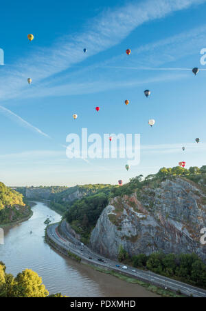 Bristol, UK, 11. August 2018. 108 Ballons in den Himmel über Bristol im ersten und wahrscheinlich letzten Masse Aufstieg der 40th anual Bristol Balloon Fiesta. Carolyn Eaton/Alamy News Live Stockfoto