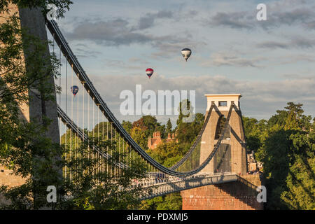 Bristol, UK, 11. August 2018. 108 Ballons in den Himmel über Bristol im ersten und wahrscheinlich letzten Masse Aufstieg der 40th anual Bristol Balloon Fiesta. Carolyn Eaton/Alamy News Live Stockfoto