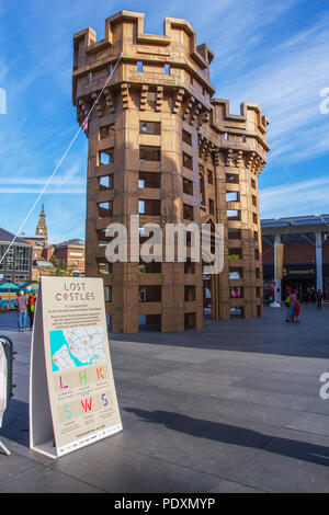 Upcycling Pappmodelle, Turrets & Towers in Liverpool, Merseyside, UK 11th August, 2019 „Gigantic Lost Castles“ der französische Künstler Olivier Grossetête reagiert auf das architektonische Erbe der Liverpool City Region mit außergewöhnlichen mittelalterlichen Meisterwerken, Landschaftsstrukturen aus Upcycling-wiederverwendeten Kartons, Kunst, Struktur, Design, Kartonmodell, Papier, Hintergrund, Muster, Karte, Kartonverpackung, Wellpappe, Strukturtürme und Türme, kreative Wiederverwendung, abstrakt, strukturiert, Oberfläche, Band und Gemeinschaftsgeist. Stockfoto