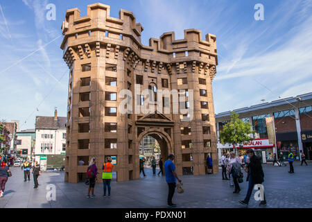 Upcycled Pappmodelle, Türme & Türme in Liverpool, Merseyside, UK August, 2019 der französische Künstler Olivier Grossetête reagiert auf das architektonische Erbe der Stadt Liverpool mit außergewöhnlichen mittelalterlichen Meisterwerken, Landschaftsstrukturen aus wiederverwendeten Pappkartons, Kunst, Struktur, Design, Kastenmodell, Papier, Hintergrund, Muster, Karte, Kartonverpackung, gewellte Türme und Kartontürme mit Textur, kreative Wiederverwendung, abstrakt, strukturiert, Oberfläche, Band mit Gemeinschaftsgeist. Stockfoto