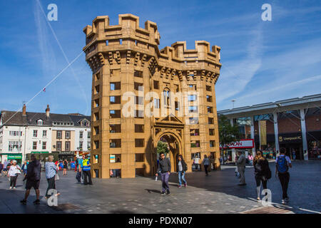 Upcycled Pappmodelle, Türme & Türme in Liverpool, Merseyside, UK August, 2019 der französische Künstler Olivier Grossetête reagiert auf das architektonische Erbe der Stadt Liverpool mit außergewöhnlichen mittelalterlichen Meisterwerken, Landschaftsstrukturen aus wiederverwendeten Pappkartons, Kunst, Struktur, Design, Kastenmodell, Papier, Hintergrund, Muster, Karte, Kartonverpackung, gewellte Türme und Kartontürme mit Textur, kreative Wiederverwendung, abstrakt, strukturiert, Oberfläche, Band mit Gemeinschaftsgeist. Stockfoto