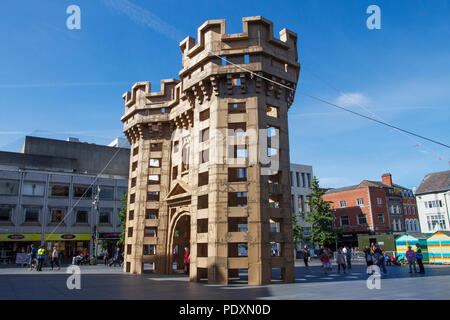 Upcycled Pappmodelle, Türme & Türme in Liverpool, Merseyside, UK August, 2019 der französische Künstler Olivier Grossetête reagiert auf das architektonische Erbe der Stadt Liverpool mit außergewöhnlichen mittelalterlichen Meisterwerken, Landschaftsstrukturen aus wiederverwendeten Pappkartons, Kunst, Struktur, Design, Kastenmodell, Papier, Hintergrund, Muster, Karte, Kartonverpackung, gewellte Türme und Kartontürme mit Textur, kreative Wiederverwendung, abstrakt, strukturiert, Oberfläche, Band mit Gemeinschaftsgeist. Stockfoto