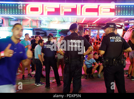 Calvia, Spanien. 11 Aug, 2018. Die lokale Polizei von Calvia patrouillieren die Straßen von Magaluf während der Nacht. Magaluf ist eines der wichtigsten Reiseziele für britische Touristen während der Sommersaison in der Balearen Insel Mallorca in Spanien. Die beliebten Punta Balena strip in Magaluf ist, wo die meisten der Nachtclubs und Bars befinden. Das Resort konzentriert sich fast ausschließlich auf die Britischen Rauschtrinken Tourismus, mit extrem niedrigem Alkohol und Fast Food. Credit: Clara Margais/dpa/Alamy leben Nachrichten Stockfoto