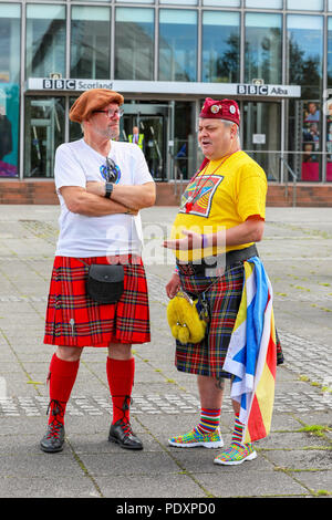 Glasgow, UK, 11. Aug 2018. Ein paar hundert pro-Unabhängigkeit, pro Schottischen, Aktivisten protestierten außerhalb der BBC-Zentrale in Pacific Quay, Glasgow über Ihre wahrgenommenen anti Schottischen zu beschweren, anti SNP news Reporting. Die BBC erhöhte Sicherheit eine Verletzung seines Eigentums oder Verletzungen an Mitarbeiter zu verhindern. Credit: Findlay/Alamy leben Nachrichten Stockfoto