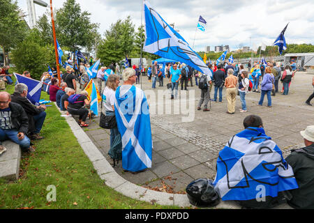 Glasgow, UK, 11. Aug 2018. Ein paar hundert pro-Unabhängigkeit, pro Schottischen, Aktivisten protestierten außerhalb der BBC-Zentrale in Pacific Quay, Glasgow über Ihre wahrgenommenen anti Schottischen zu beschweren, anti SNP news Reporting. Die BBC erhöhte Sicherheit eine Verletzung seines Eigentums oder Verletzungen an Mitarbeiter zu verhindern. Credit: Findlay/Alamy leben Nachrichten Stockfoto