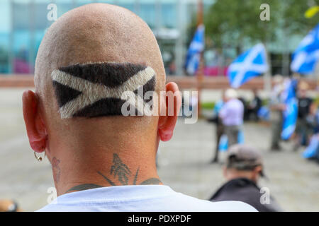 Glasgow, UK, 11. Aug 2018. Ein paar hundert pro-Unabhängigkeit, pro Schottischen, Aktivisten protestierten außerhalb der BBC-Zentrale in Pacific Quay, Glasgow über Ihre wahrgenommenen anti Schottischen zu beschweren, anti SNP news Reporting. Die BBC erhöhte Sicherheit eine Verletzung seines Eigentums oder Verletzungen an Mitarbeiter zu verhindern. Credit: Findlay/Alamy leben Nachrichten Stockfoto