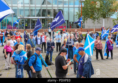 Glasgow, UK, 11. Aug 2018. Ein paar hundert pro-Unabhängigkeit, pro Schottischen, Aktivisten protestierten außerhalb der BBC-Zentrale in Pacific Quay, Glasgow über Ihre wahrgenommenen anti Schottischen zu beschweren, anti SNP news Reporting. Die BBC erhöhte Sicherheit eine Verletzung seines Eigentums oder Verletzungen an Mitarbeiter zu verhindern. Credit: Findlay/Alamy leben Nachrichten Stockfoto