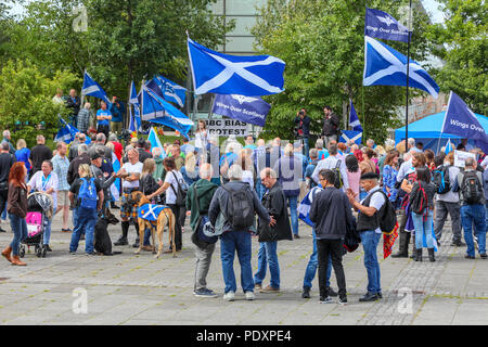 Glasgow, UK, 11. Aug 2018. Ein paar hundert pro-Unabhängigkeit, pro Schottischen, Aktivisten protestierten außerhalb der BBC-Zentrale in Pacific Quay, Glasgow über Ihre wahrgenommenen anti Schottischen zu beschweren, anti SNP news Reporting. Die BBC erhöhte Sicherheit eine Verletzung seines Eigentums oder Verletzungen an Mitarbeiter zu verhindern. Credit: Findlay/Alamy leben Nachrichten Stockfoto