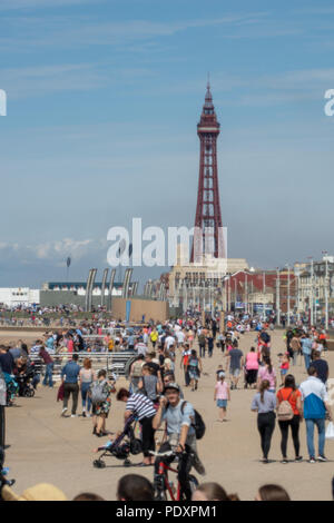 Blackpool, Lancashire, UK, 11., August 2018. Wetter news. Riesige Menschenmengen an der Küste in Blackpool heute der freien Airshow entlang der Städte Küste zu beobachten. Die warmen und sonnigen Bedingungen von Tausenden von Watchers genossen wird. copyright Gary Telford/Alamy leben Nachrichten Stockfoto