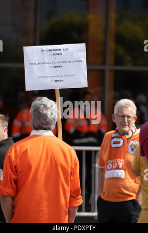 Blackpool, Lancashire, UK, 11.August 2018 Sport Nachrichten. Unterstützer von Blackpool Football Club Bühne ein Protest gegen die Inhaber Karl und Owen oyston an der Bloomfield Road vor den Teams home Befestigung der Saison. Songs, Chants und einige Eier werfen als Fans äußerten ihren Unmut, wie der Club ausgeführt wird. copyright Gary Telford/Alamy leben Nachrichten Stockfoto