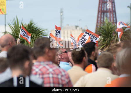 Blackpool, Lancashire, UK, 11.August 2018 Sport Nachrichten. Unterstützer von Blackpool Football Club Bühne ein Protest gegen die Inhaber Karl und Owen oyston an der Bloomfield Road vor den Teams home Befestigung der Saison. Songs, Chants und einige Eier werfen als Fans äußerten ihren Unmut, wie der Club ausgeführt wird. copyright Gary Telford/Alamy leben Nachrichten Stockfoto